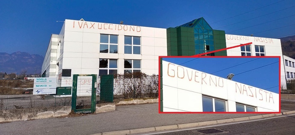 “I vax uccidono” e “Governo na(s)ista”, il raid (sgrammaticato) dei No-Green pass su un edificio abbandonato di Trento